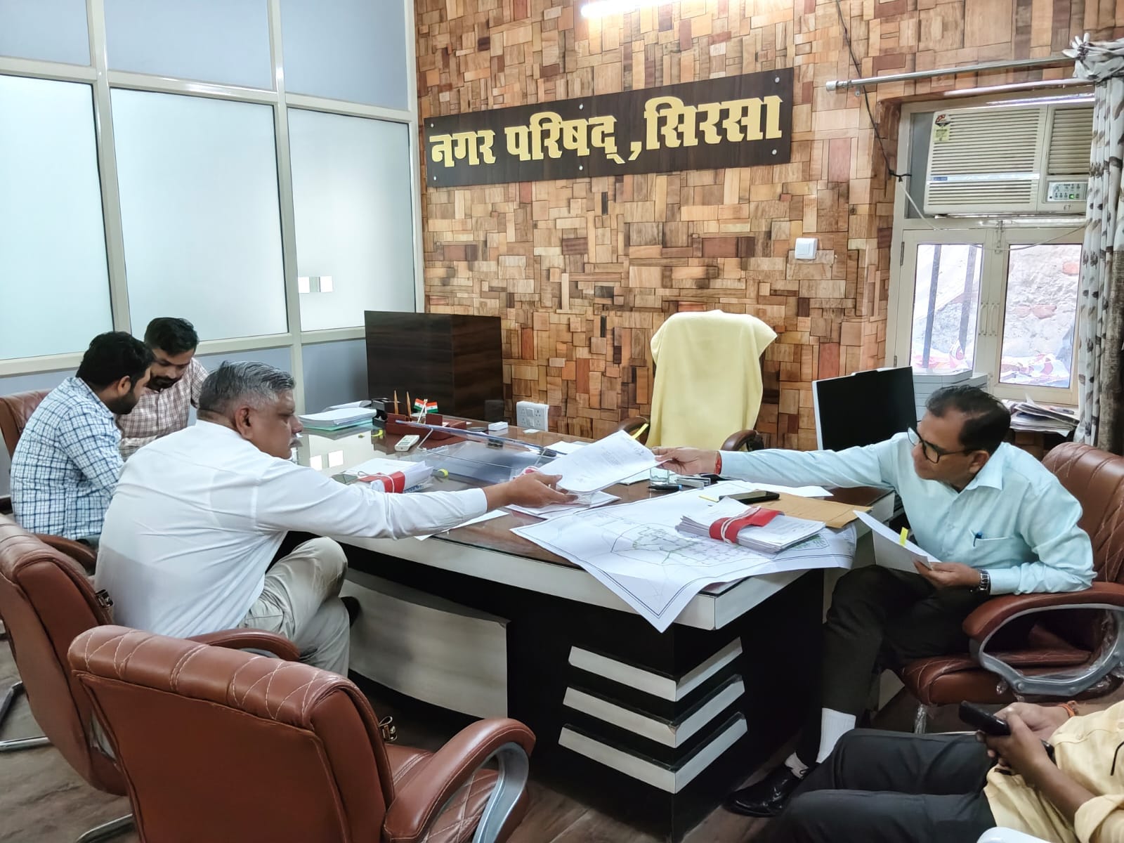 स्टेट विजिलेंस के अधिकारी नगर परिषद के एक्सईएन कार्यालय में दस्तावेजों की जांच करते हुए। संवाद