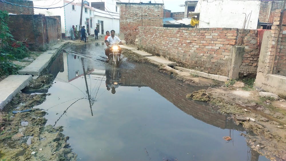 सड़क पर पानी भरने से हो रही मुश्किल।