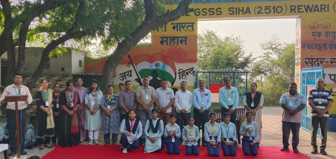 सेवा संकल्प अभियान के विजेताओं के साथ प्राचार्य, पूर्व पंच और स्टाफ सदस्य। स्रोत : स्कूल