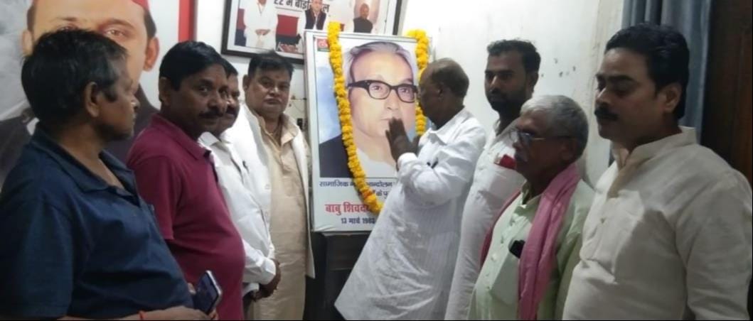 स्व. शिवदयाल सिंह चौरसिया की 31वीं पुण्यतिथि मनाते सपा नेता। स्रोत- सपा
