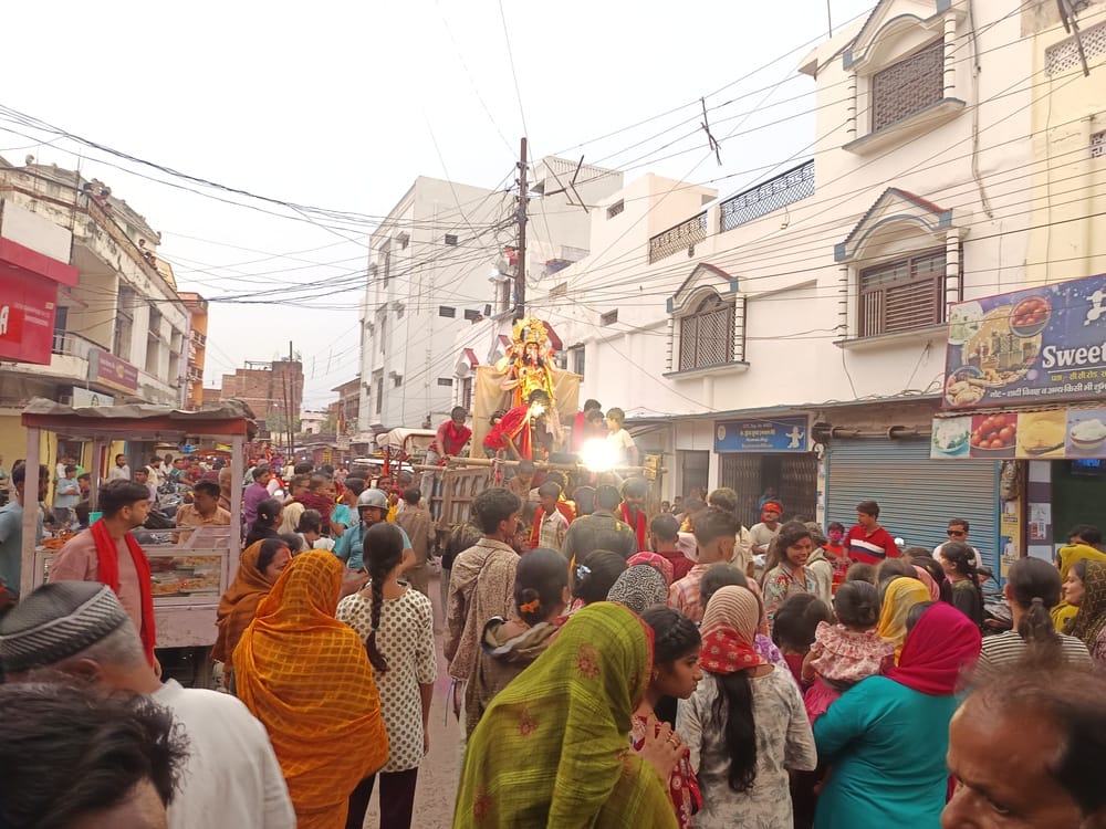 सेवरही में विसर्जन के लिए जाती गणेश प्रतिमाएं।संवाद