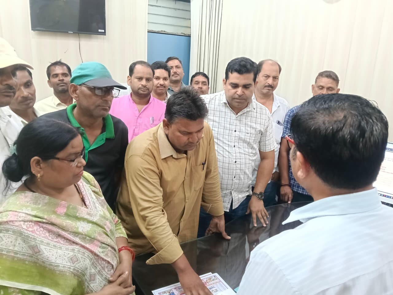 शाहजहांपुर में बीएसए को ज्ञापन देते प्राथमिक शिक्षामित्र संघ के पदाधिकारी। स्रोत: संगठन