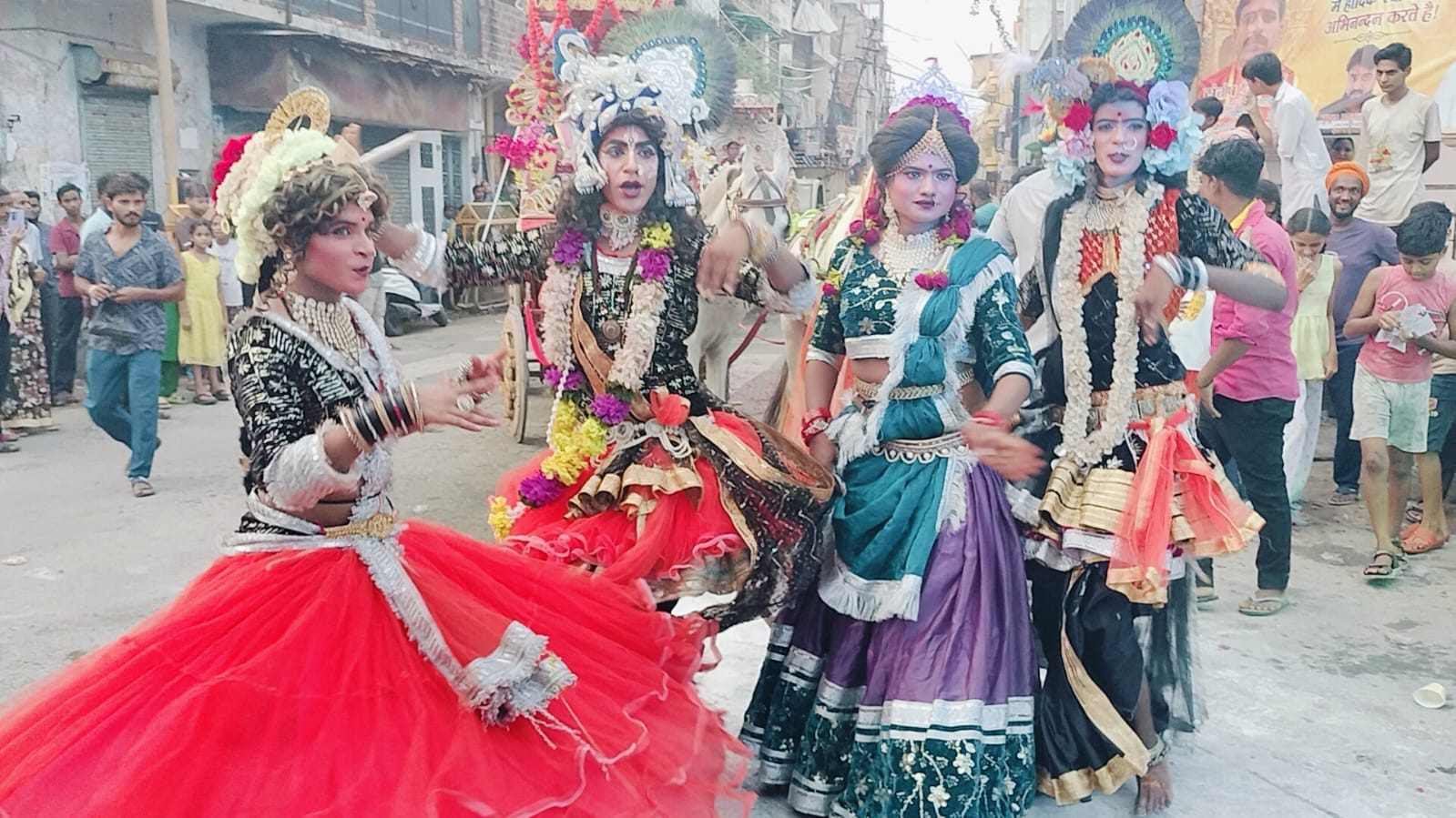 शाहजहांपुर में भगवान श्री विश्वकर्मा शोभायात्रा में नृत्य करते कलाकार। संवाद