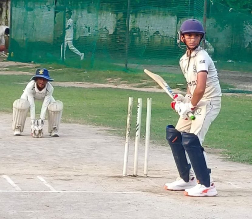 शाहजहांपुर में शाह क्लब के मैदान पर क्रिकेट मैच में शाॅट लगाने के लिए तैयार खिलाड़ी। संवाद