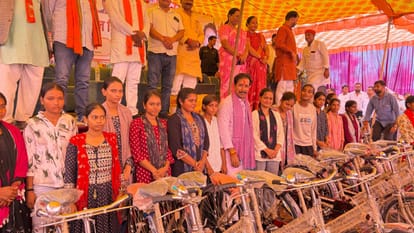 शुक्रवार को शिवपुर विधानसभा क्षेत्र के दादूपुर स्थित कैंप कार्यालय पर श्रमिक हित कार्यक्रम में 