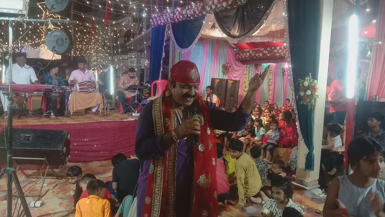 श्री विनायक सेवा समिति की तरफ से आयोजित गणेश उत्सव भजन प्रस्तुत करते जय चौरसिया।-संवाद।