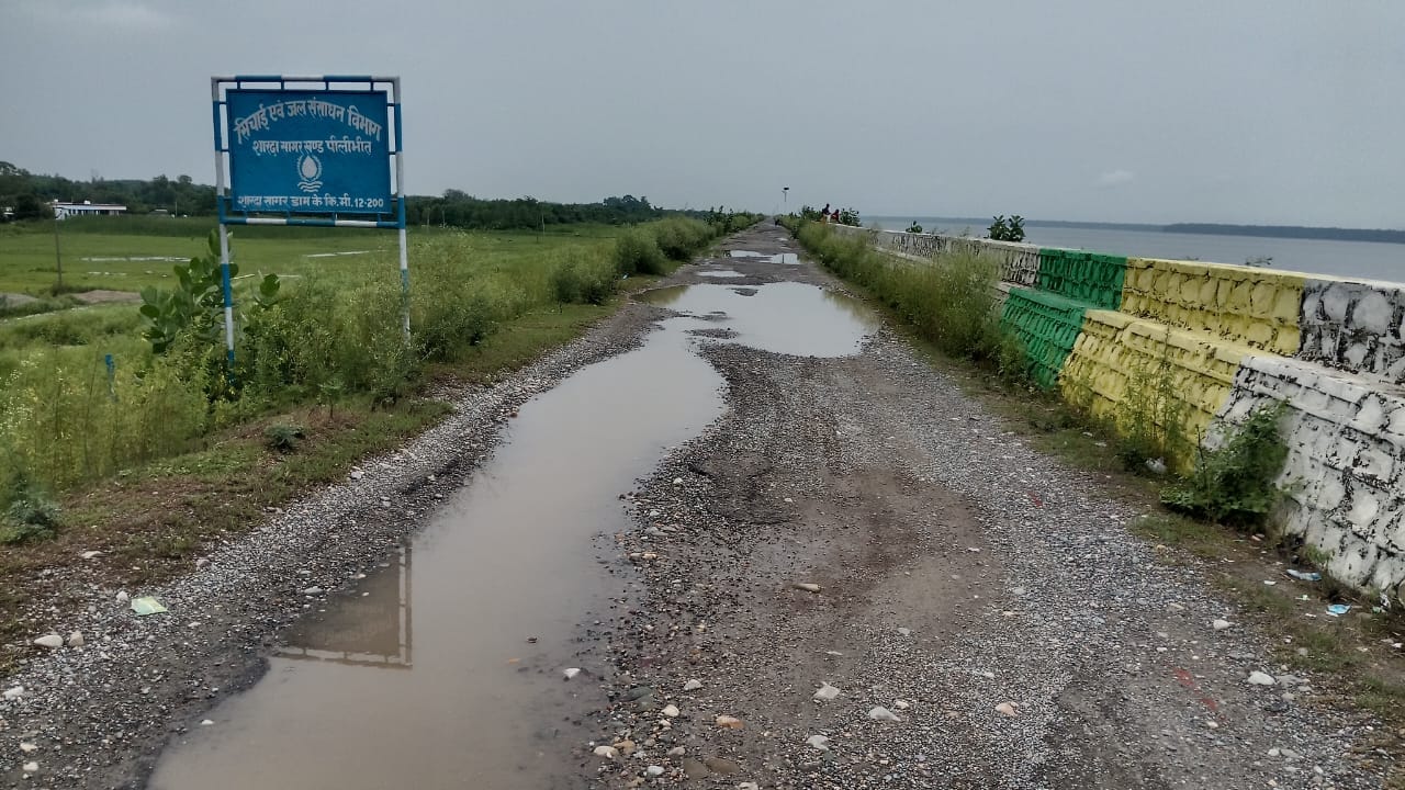 शारदा डैम की मुख्य सड़क काफी जर्जर हो चुकी है। संवाद
