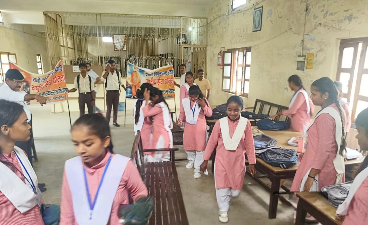 Siddharthnagar News: Fire brigade personnel conducted a drill and demonstrated fire safety techniques to students