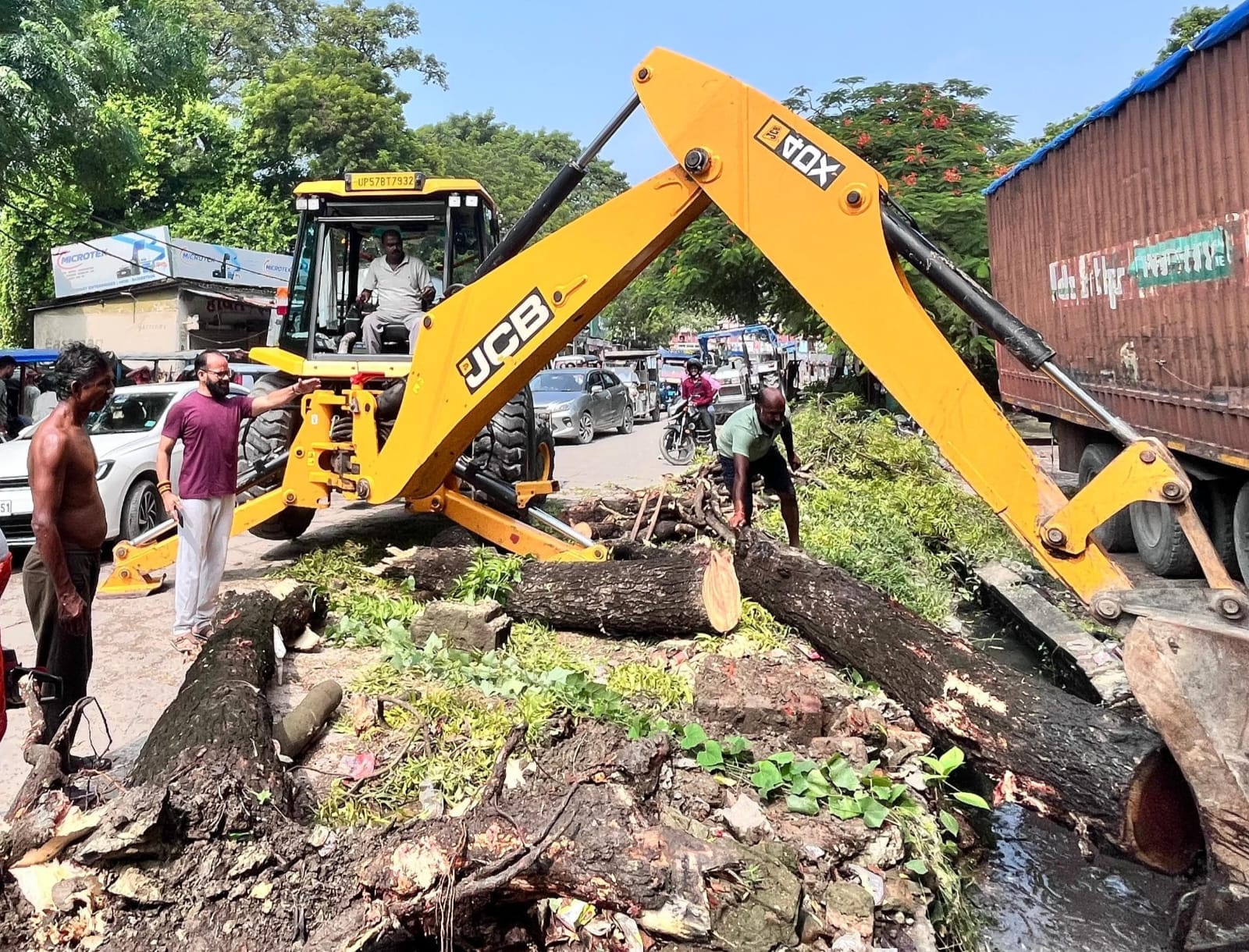 तेज बारिश में पडरौना स्टेशन रोड पर गिरा पेड़ को हटवाते मनीष बुलबुल जायसवाल।स्रोत-सोशल मीडिया