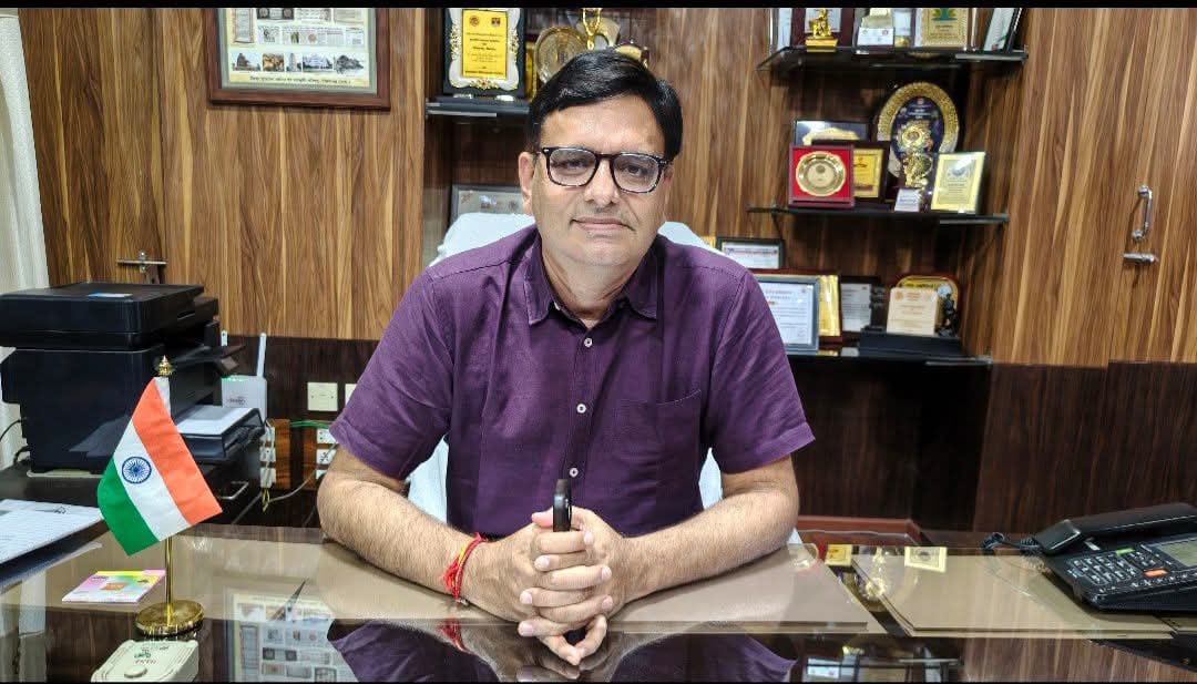 लापरवाही पर सख्ती: स्कूल में सोना, मोबाइल चलाना और बिना सूचना गायब रहना पड़ा भारी; चार शिक्षकों पर कार्रवाई