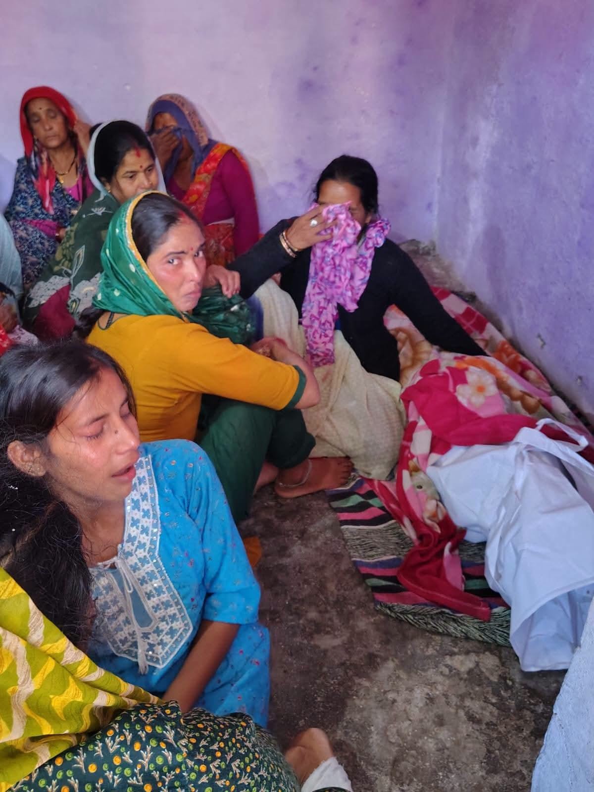 टटलगांव (रामपुर) में सचिन की मौत की खबर पर बिलखते परिजन।