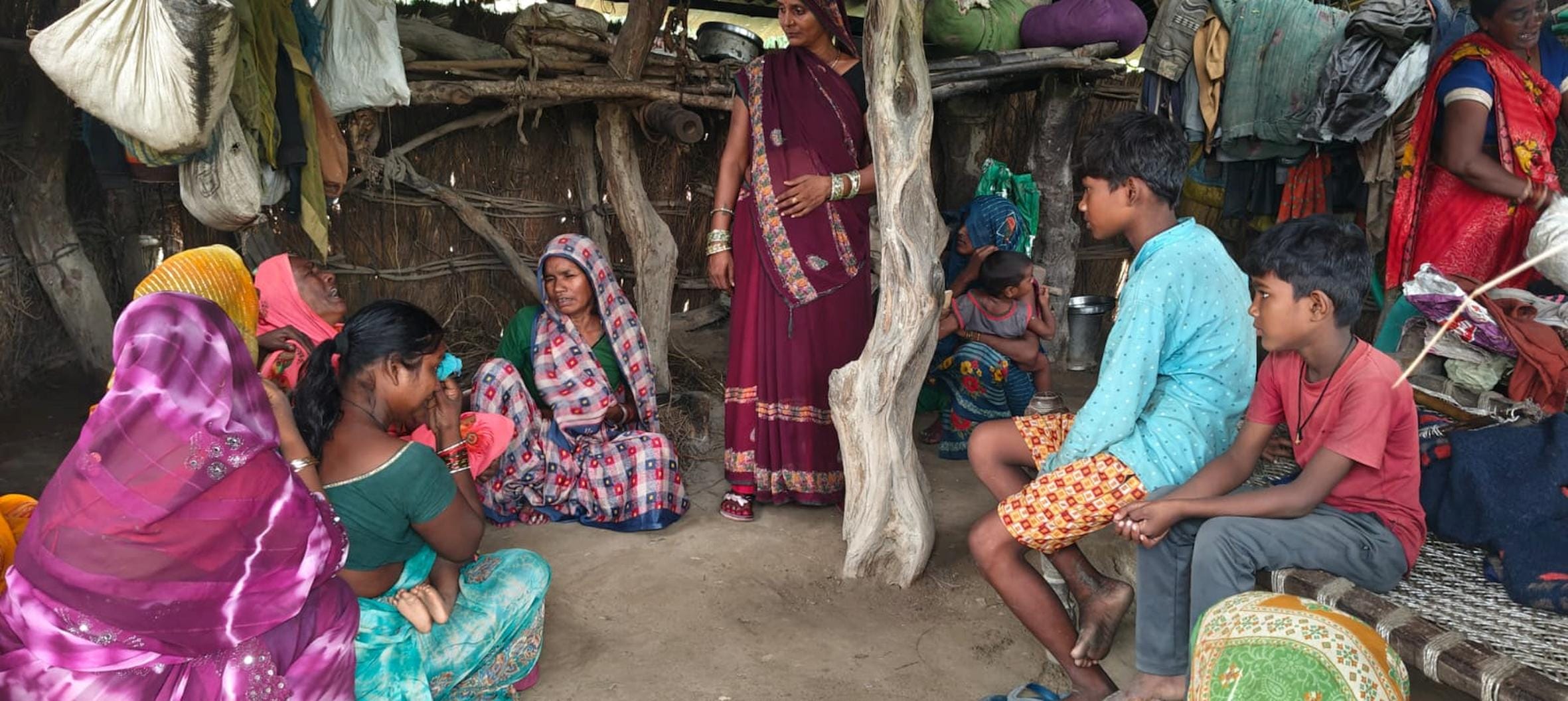 तेंदुए के हमले में मारी गई महिला की झोपड़ी व रोते-बिलखते परिजन।