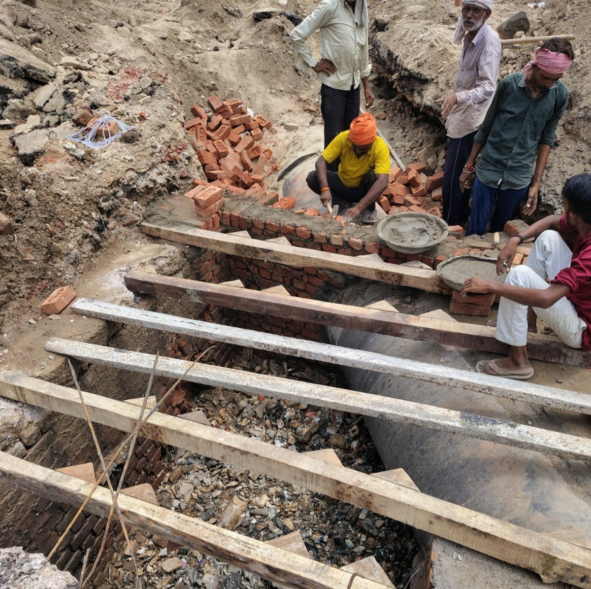 दिल्ली गेट पर नाले के अंदर डाली पानी की लाइन, जिस वज़ह से बारिश का पानी सड़कों ओर भर गया