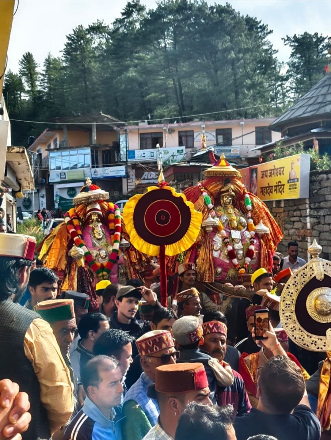 दलाश में आयोजित दो दिवसीय ऋषि पंचमी मेले में देव नृत्य करते हुए। संवाद