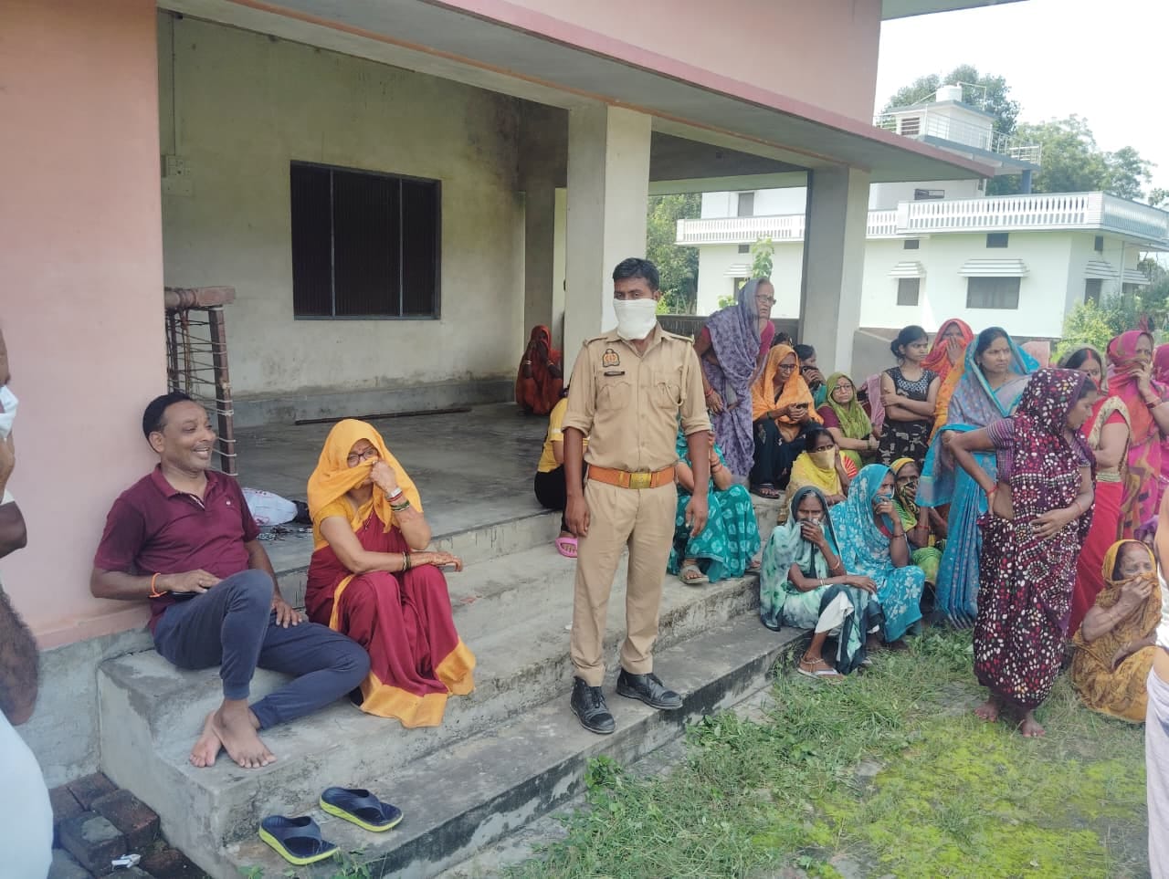 थानागद्दी- पिता की मौत की जानकारी के बाद रोते अतुल सिंह और परिजन। संवाद