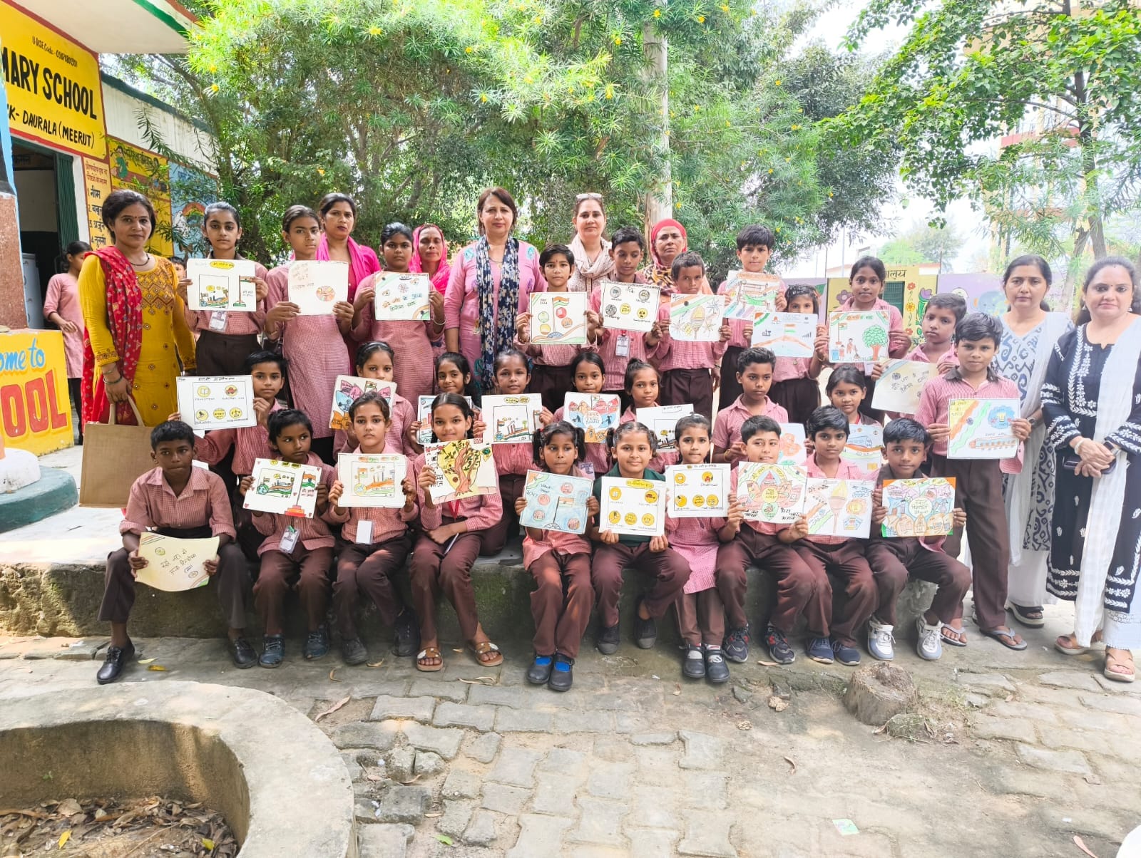 दौराला - प्राथमिक विद्यालय भराला में आयोजित कार्यक्रम में शामिल विद्यार्थी। स्रोत : संस्थान
