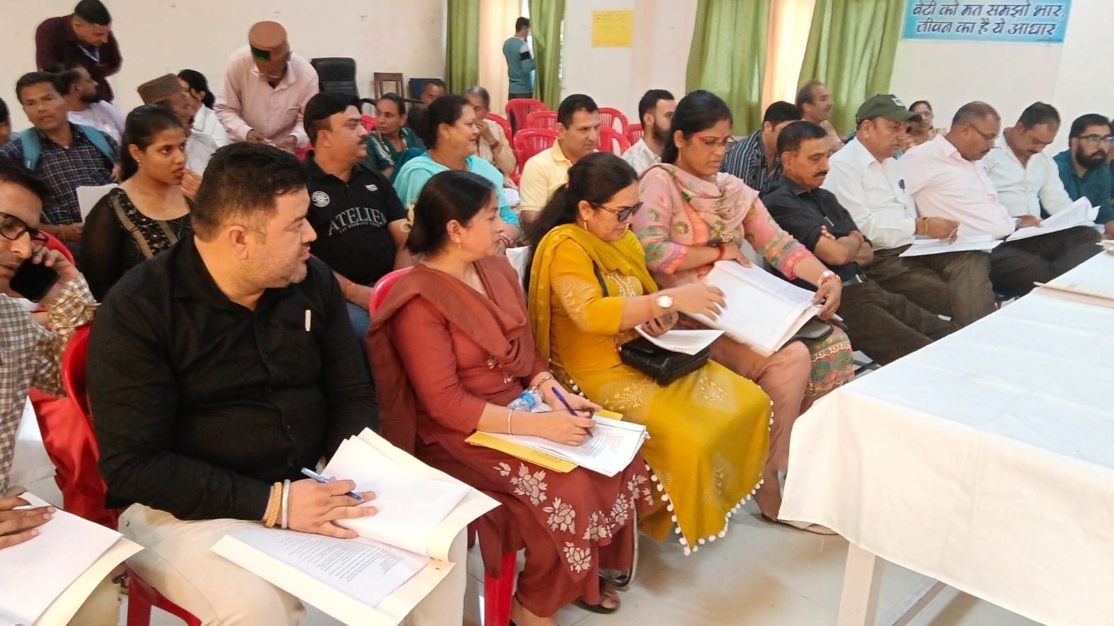 ददाहू में आरकेएस की बैठक में मौजूद अधिकारी और जनप्रतिनिधि। संवाद