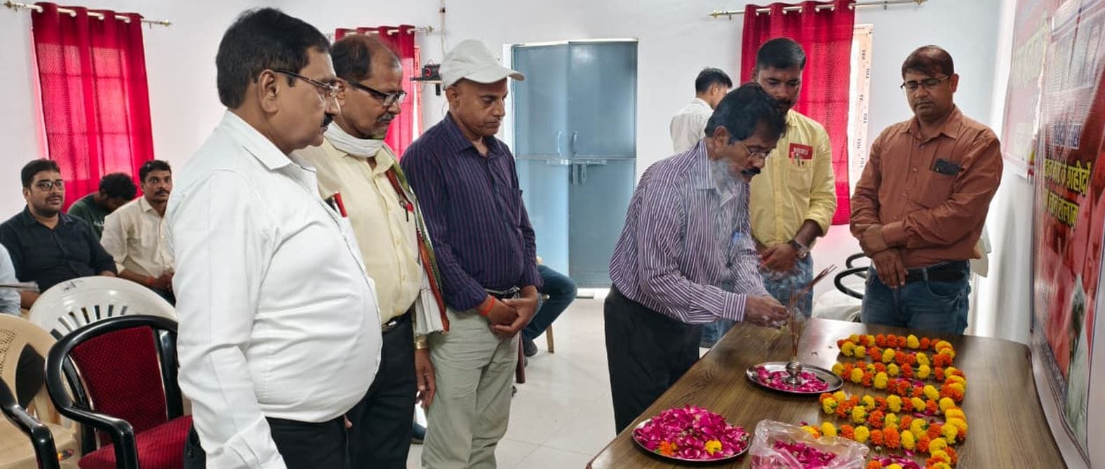  दिवंगत रेल कर्मियों को श्रद्धांजलि देते रेलकर्मी। स्रोत-रेलवे