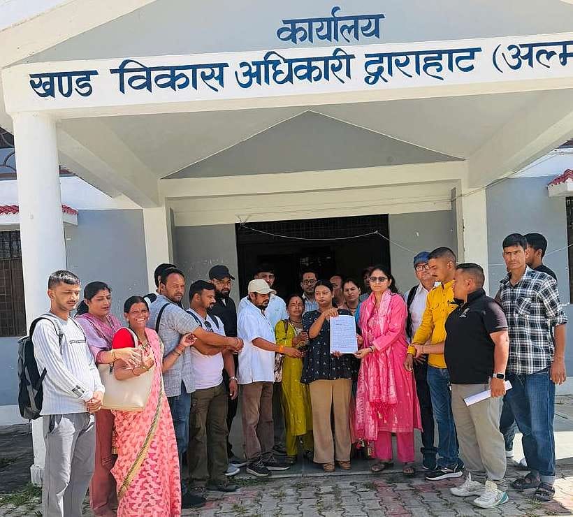 द्वाराहाट ब्लॉक में बीडीओ को ज्ञज्ञपन देते ग्राम प्रधान संगठन के पदाधिकारी।