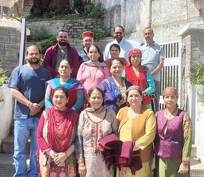 ठियोग में आयोजित आंगन मिलन अभियान के दौरान मौजूद भाजपा कार्यकर्ता। स्रोत : संगठन