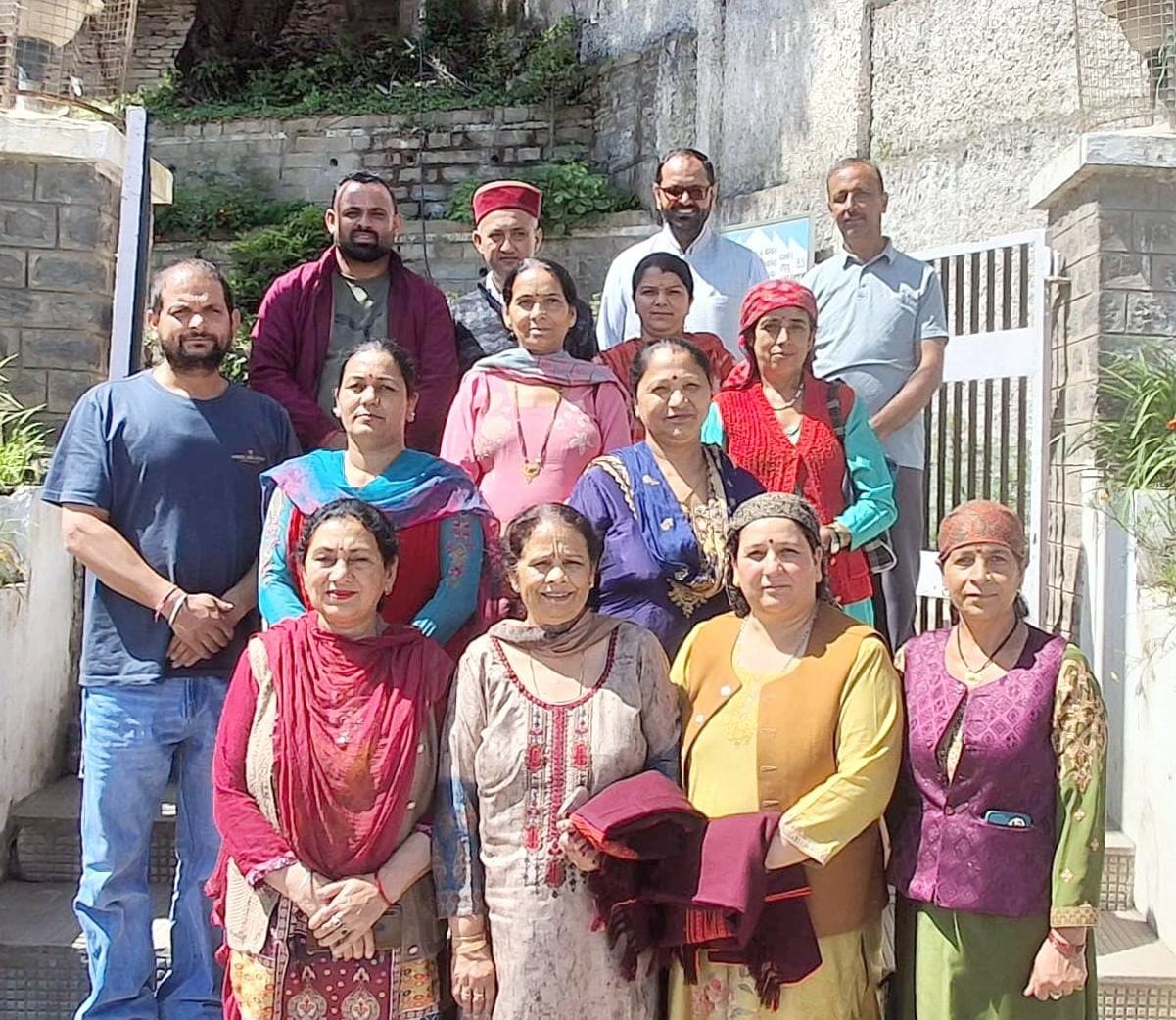ठियोग में आयोजित आंगन मिलन अभियान के दौरान मौजूद भाजपा कार्यकर्ता। स्रोत : संगठन