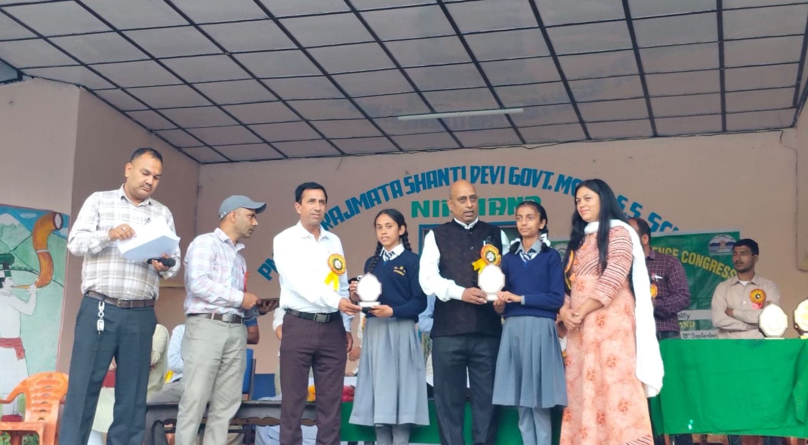 ढ़माह स्कूल के विद्यार्थियाें को बाल विज्ञान कांग्रेस में सम्मानित करते मुख्यातिथि। स्रोत: स्