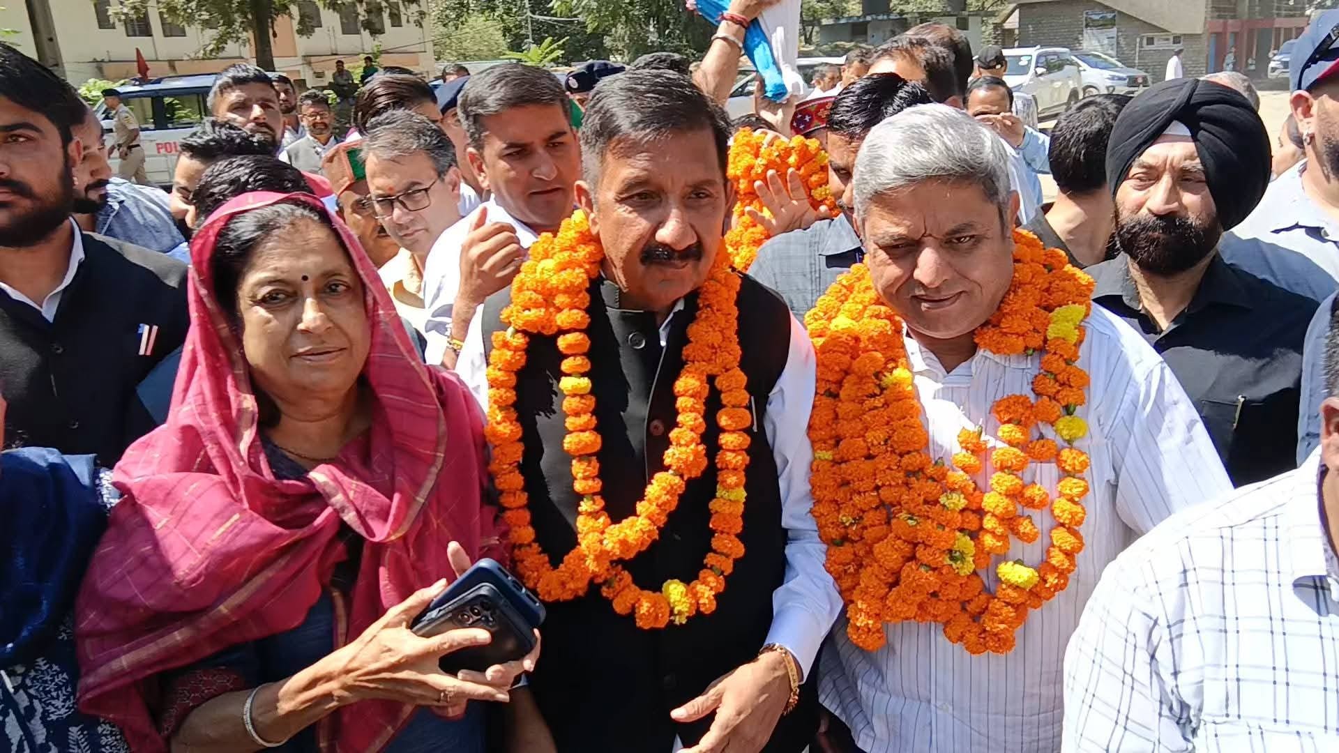 उपमुख्यमंत्री मुकेश अग्निहोत्री संग सदर विधायक नीरज नैयर समेत अन्य। संवाद