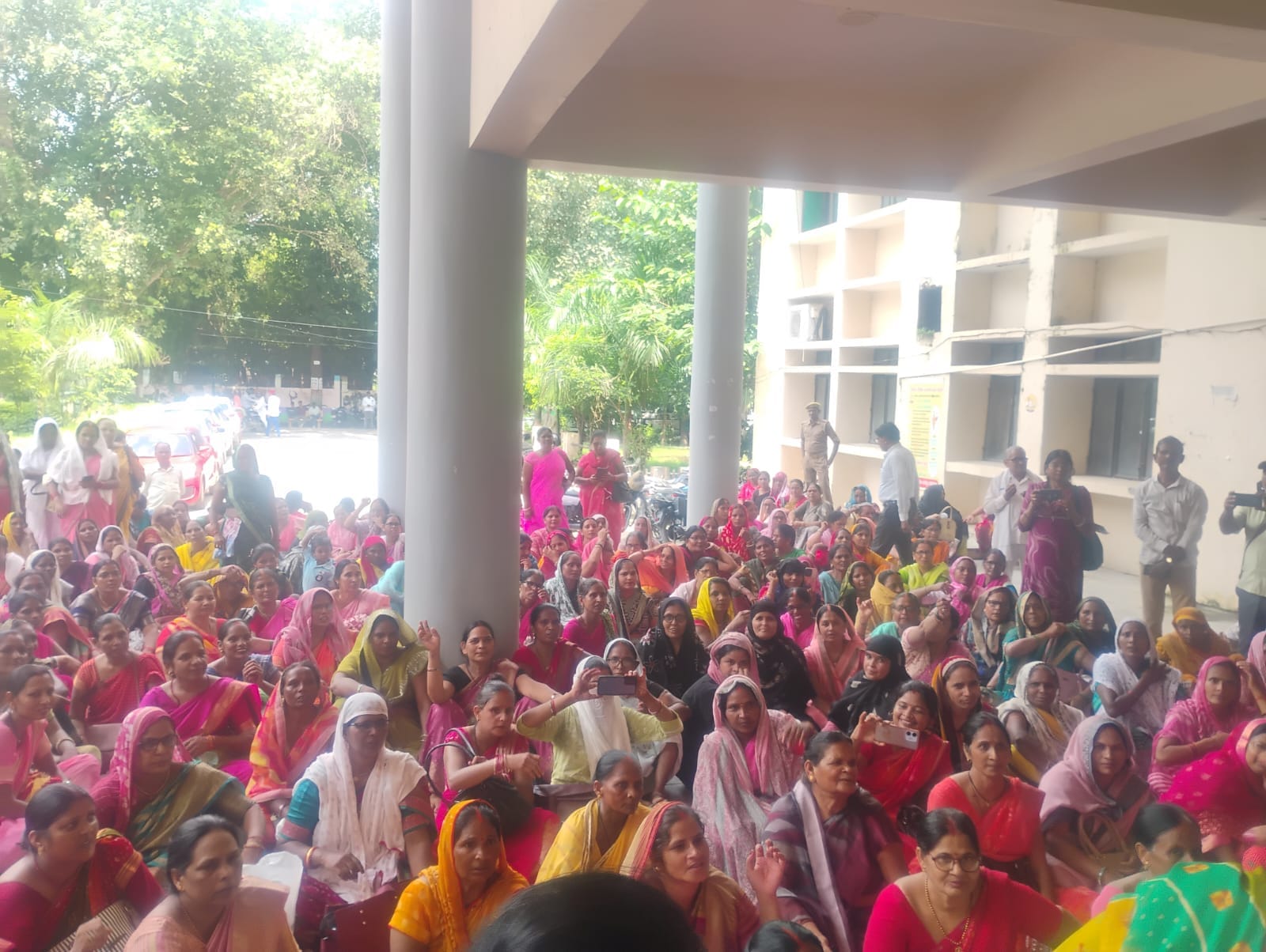 विकास भवन परिसर में धरने पर बैठी आंगनबाड़ी कार्यकर्ता। संवाद