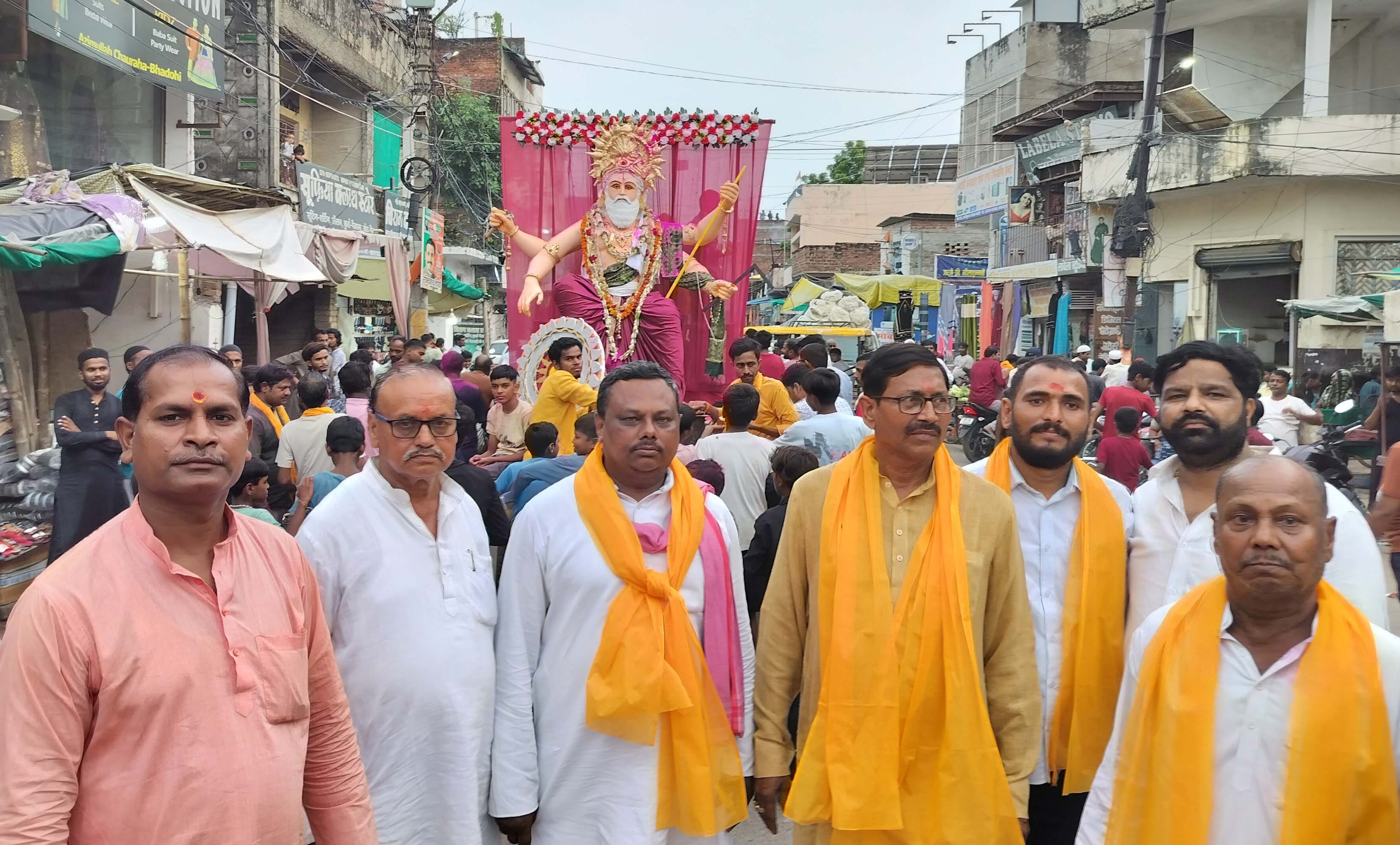 विश्वकर्मा भगवान विसर्जन शोभा यात्रा में शामिल लोग। स्रोत- संवाद
