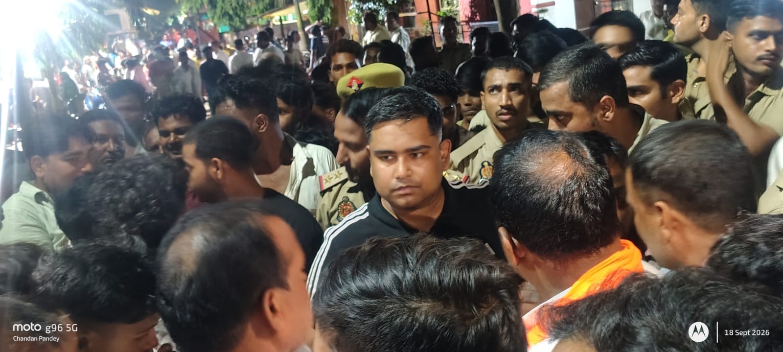 युवक की हत्या के बाद जुटी भीड़,सोशल मीडिया