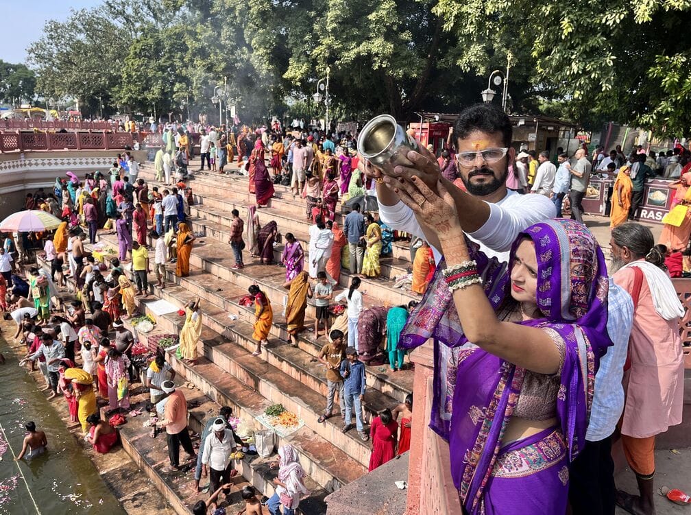 10---फोटो नीरज कुमार (अमर उजाला)---सूर्यकुंड मंदिर में  दर्शन को उमड़ी श्रद्धालुओं की भीड