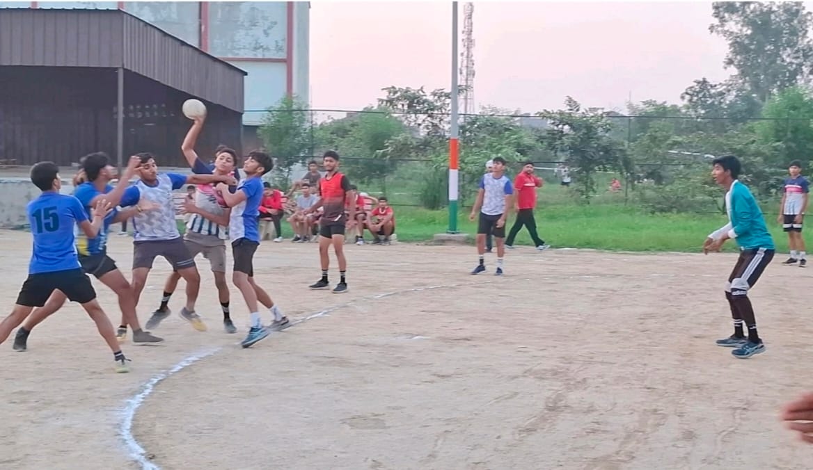 The Deeghal team emerged victorious in the boys' and girls' handball competition.