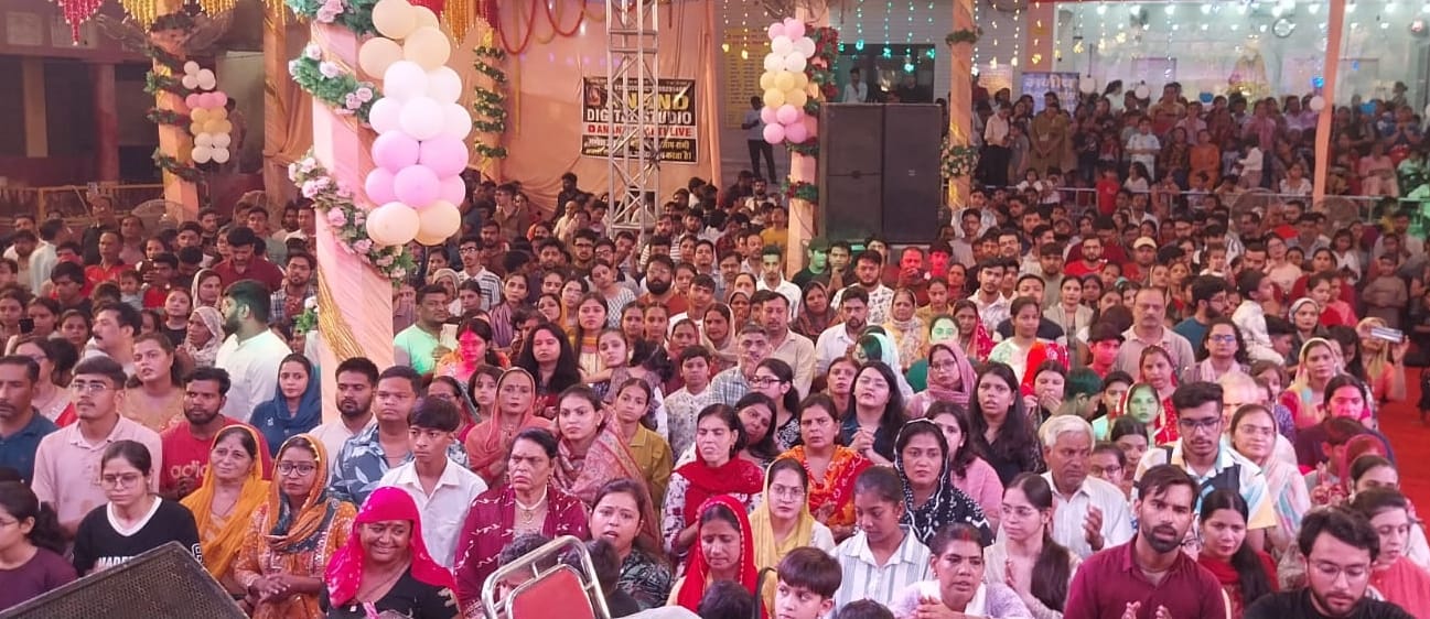 26-दुर्गा भवन मंदिर में आयोजित गणेश उत्सव के दौरान संध्या आरती में उपस्थित श्रद्धालु। संवाद
