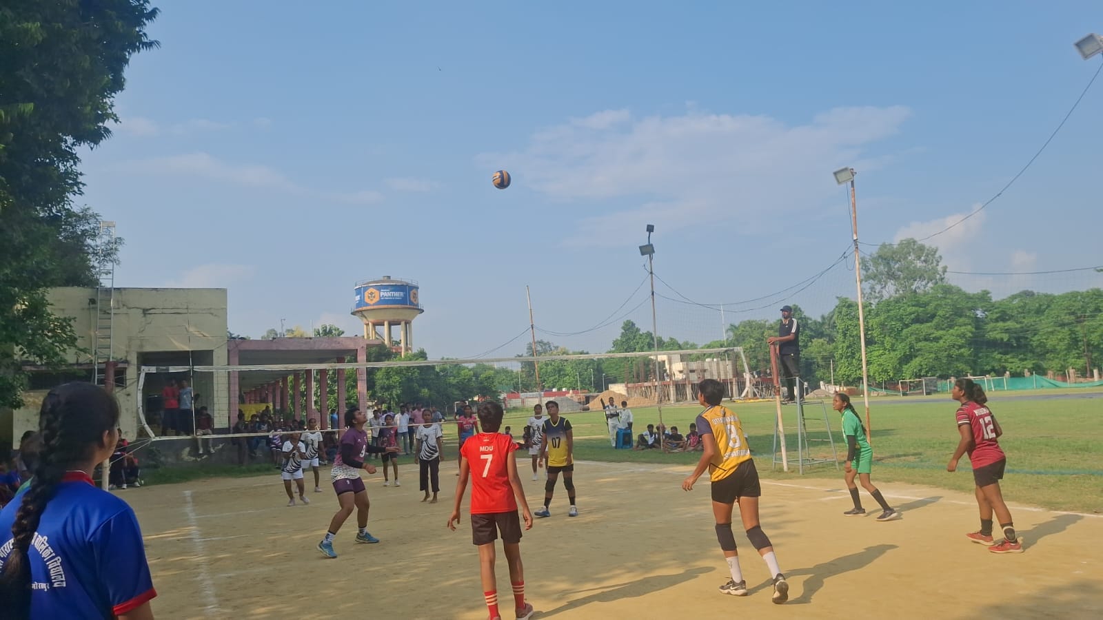 70वीं मंडलीय माध्यमिक विद्यालयीय वालीबॉल प्रतियोगिता में खेलते खिलाड़ी।