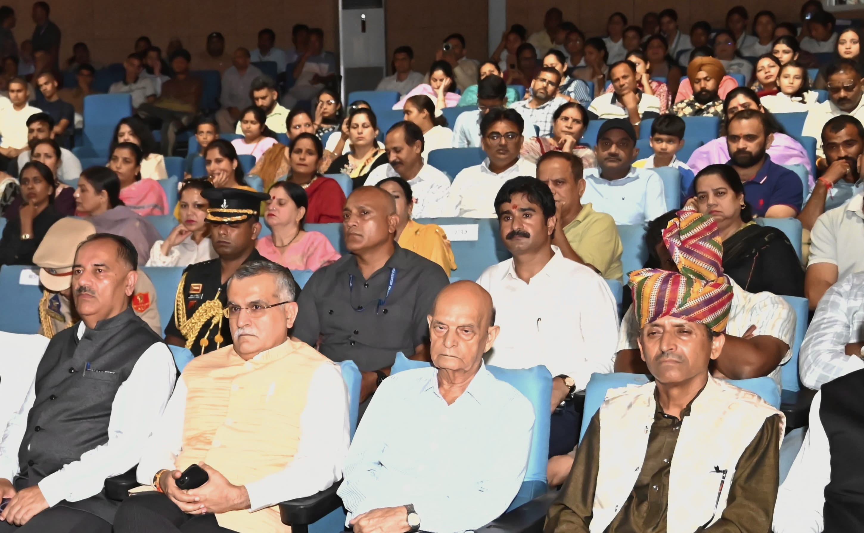 अभिनव थियेटर परिसर में जेकेएएसीएल का नवीन लोगो लांच करते एलजी मनोज सिन्हा व अन्य लोग। समारोह 