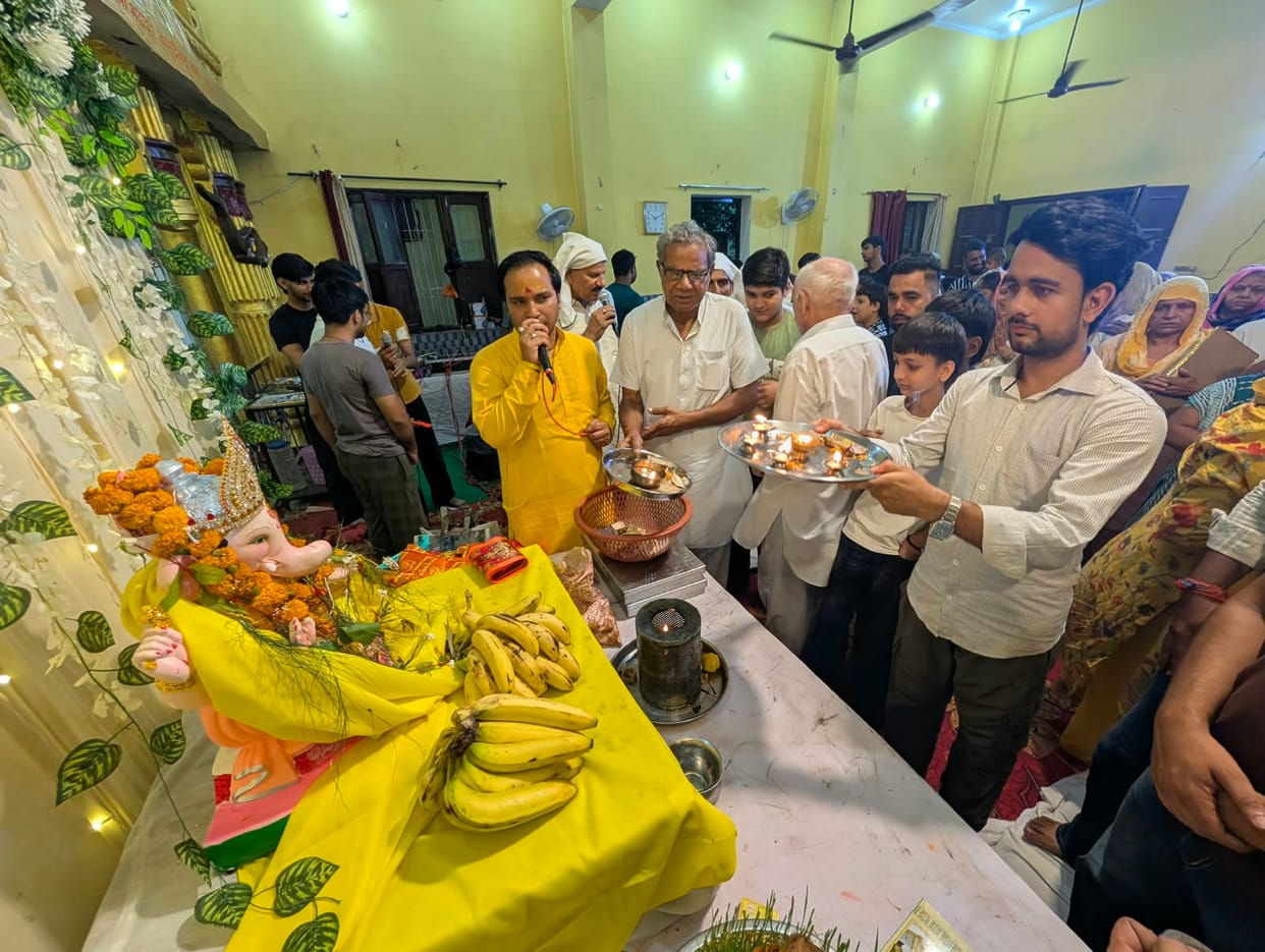 Devotees danced to the bhajans of Ganpati and Balaji.