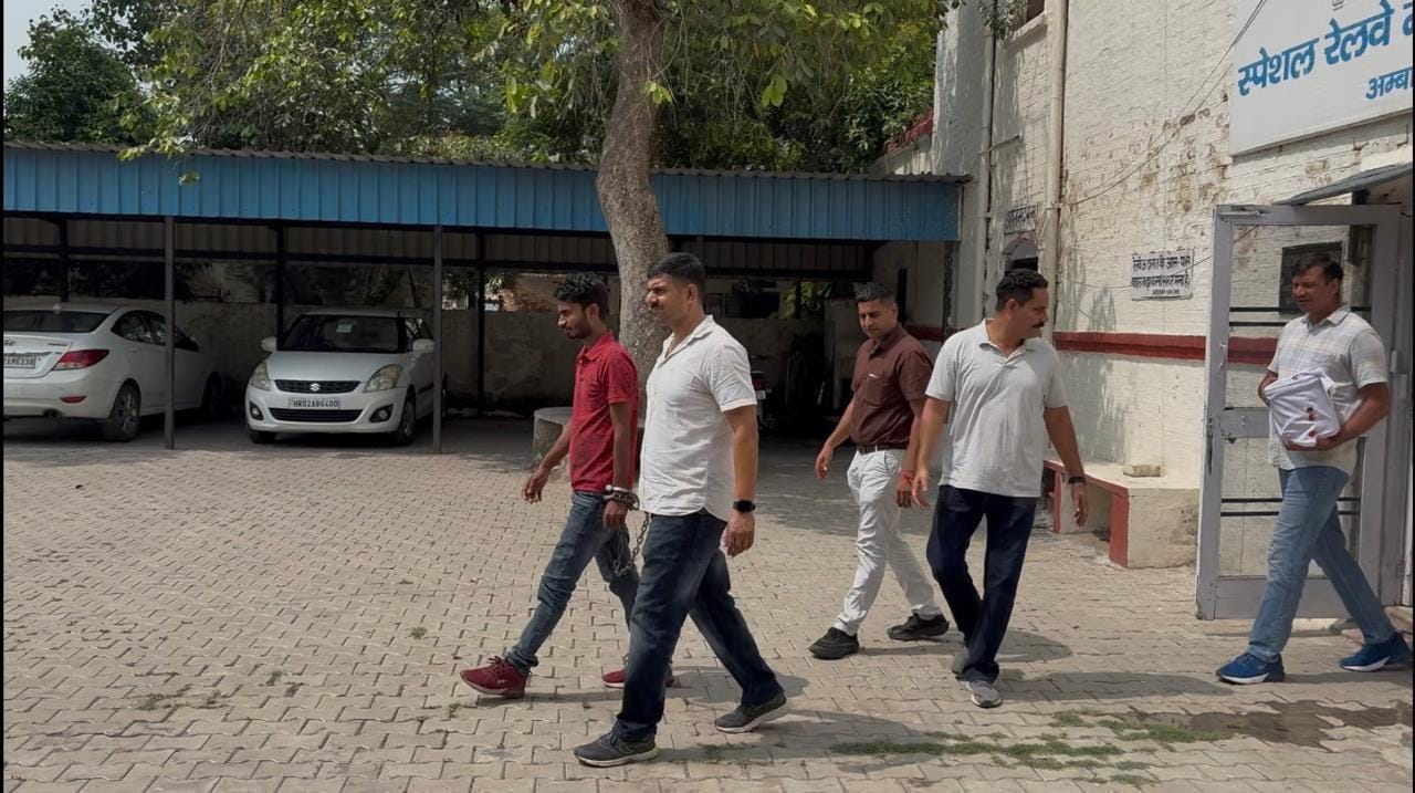 अंबाला कैंट स्टेशन पर रेलवे कोर्ट में पेशी के बाद रिमांड पर लेकर जाती सीआईए टीम। संवाद