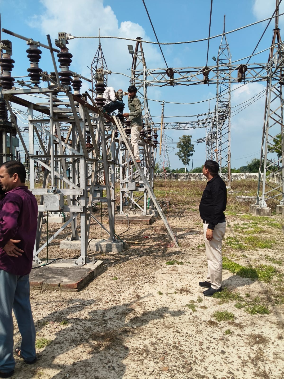 अकबरपुर में ट्रांसमिशन पर अनुरक्षण कार्य का जायजा लेते अफसर। स्रोत विभाग