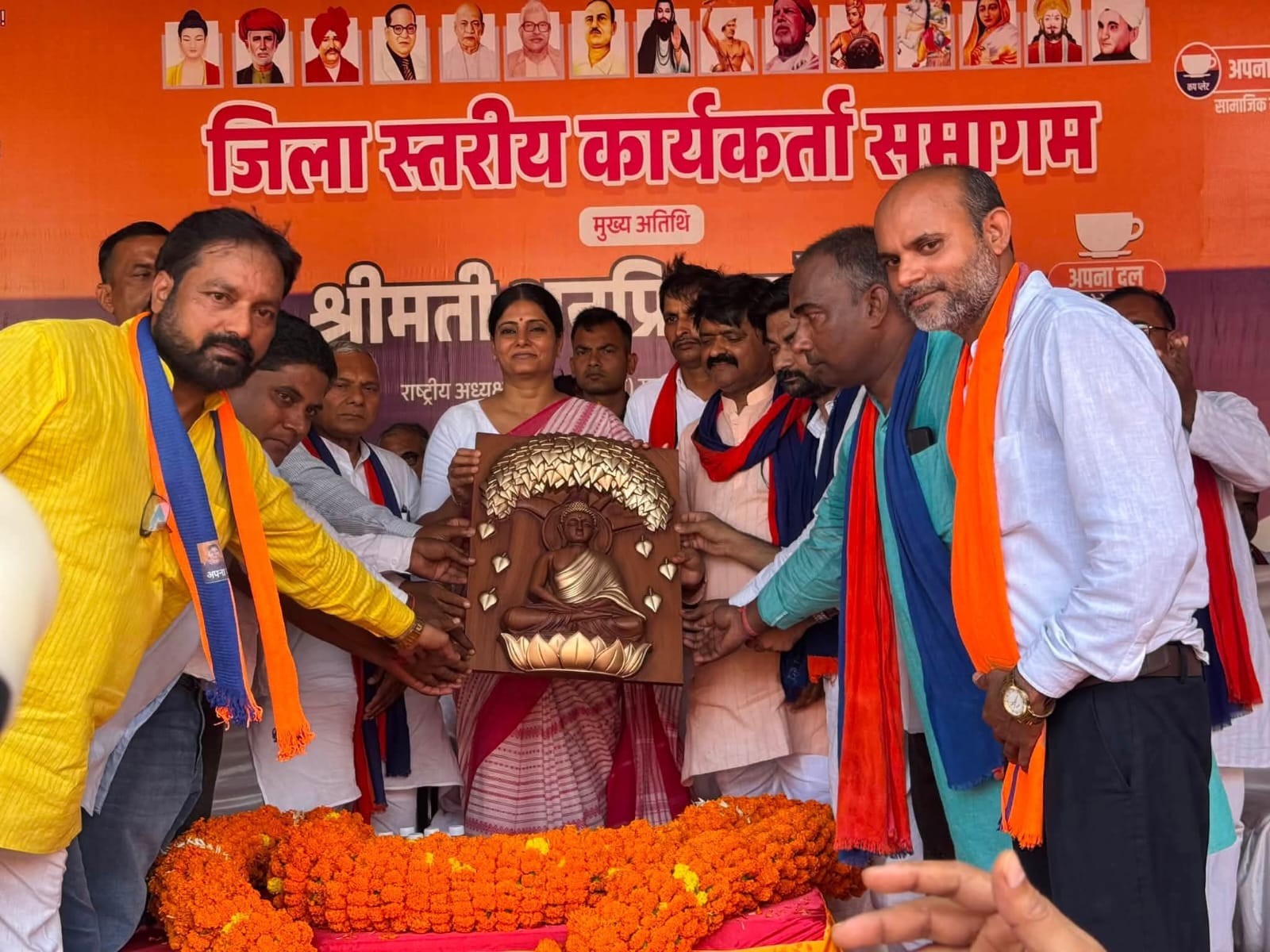 अकबरपुर शहर के एक गेस्ट हाउस में केंद्रीय मंत्री अनुप्रिया पटेल का स्वागत करते जिले के पदाधिका