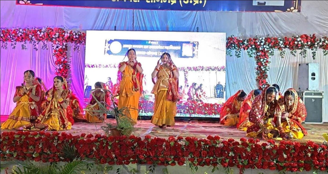 अनपरा के अवधूत भगवान राम महाविद्यालय के वार्षिकोत्सव मे प्रस्तुती देती छात्राएं। स्रोत संस्थान