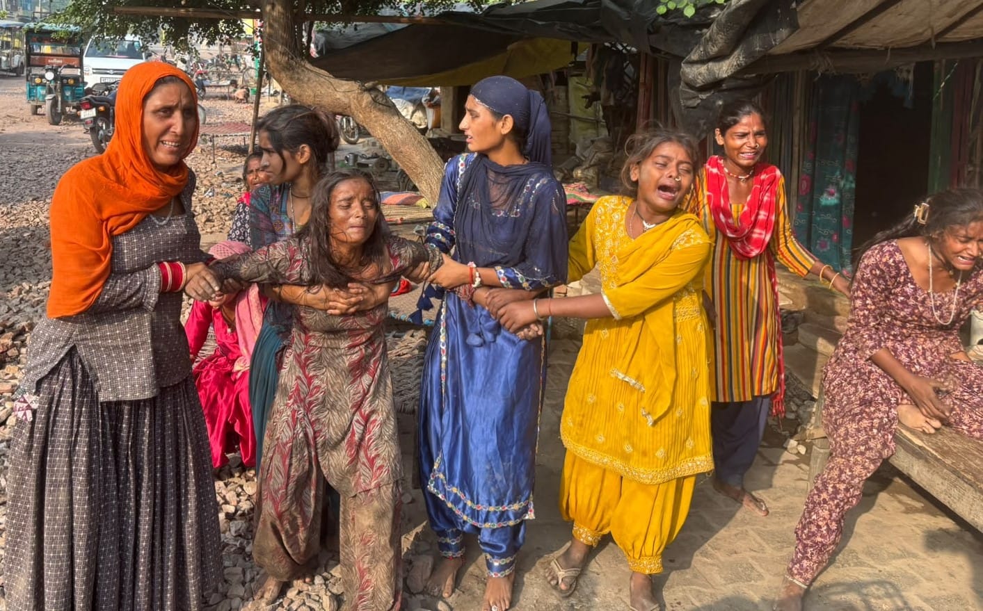 अनूपशहर में बालक मनीष की मौत पर विलाप करती परिवार की महिलाएं। संवाद