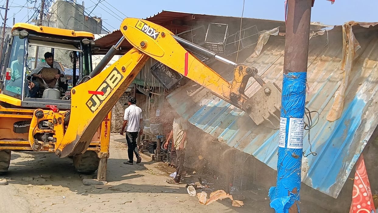 Anti-encroachment drive conducted in Mawana; goods seized.