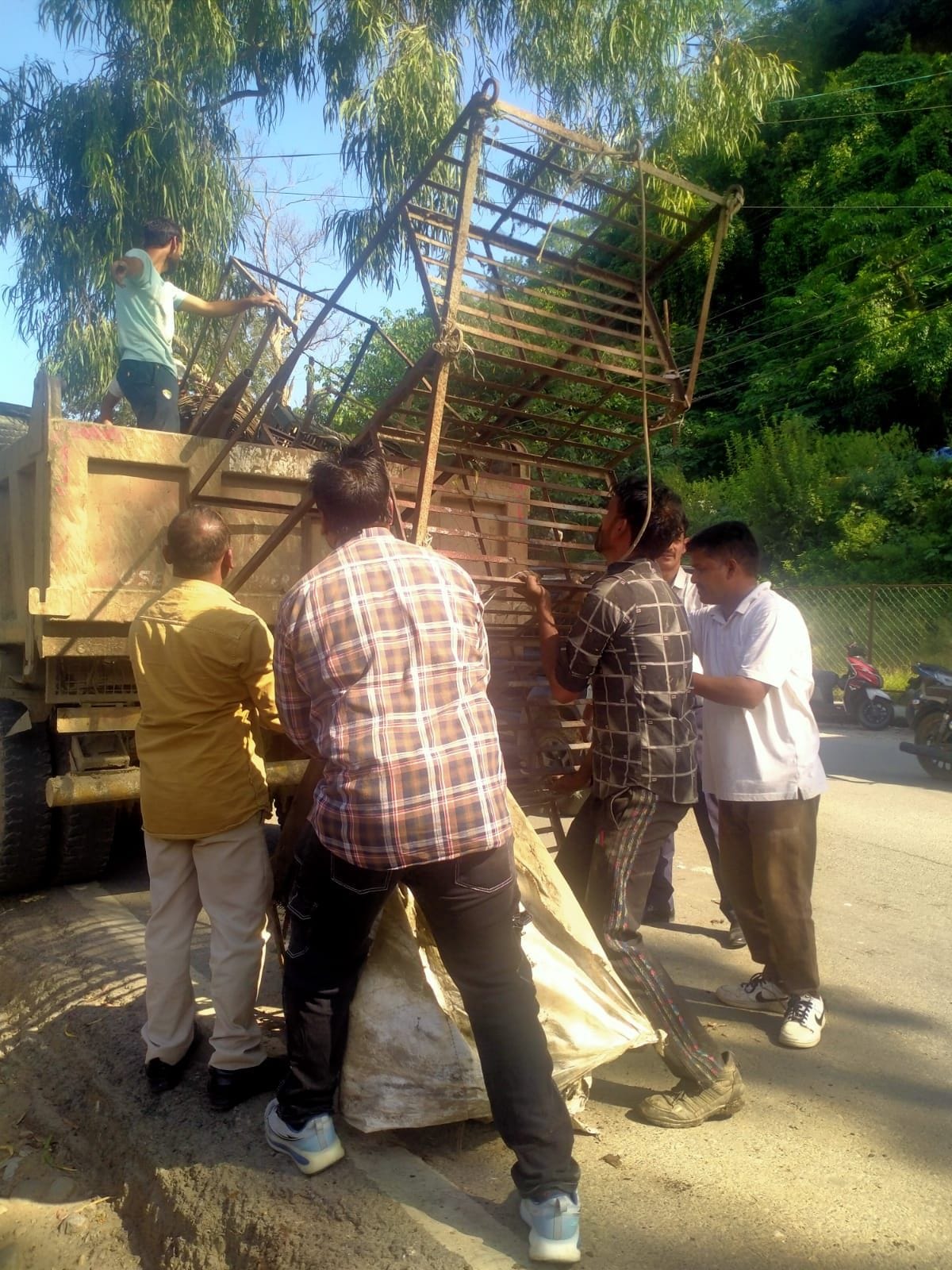 Crackdown on encroachment: Six abandoned carts and a sugarcane juice machine seized.