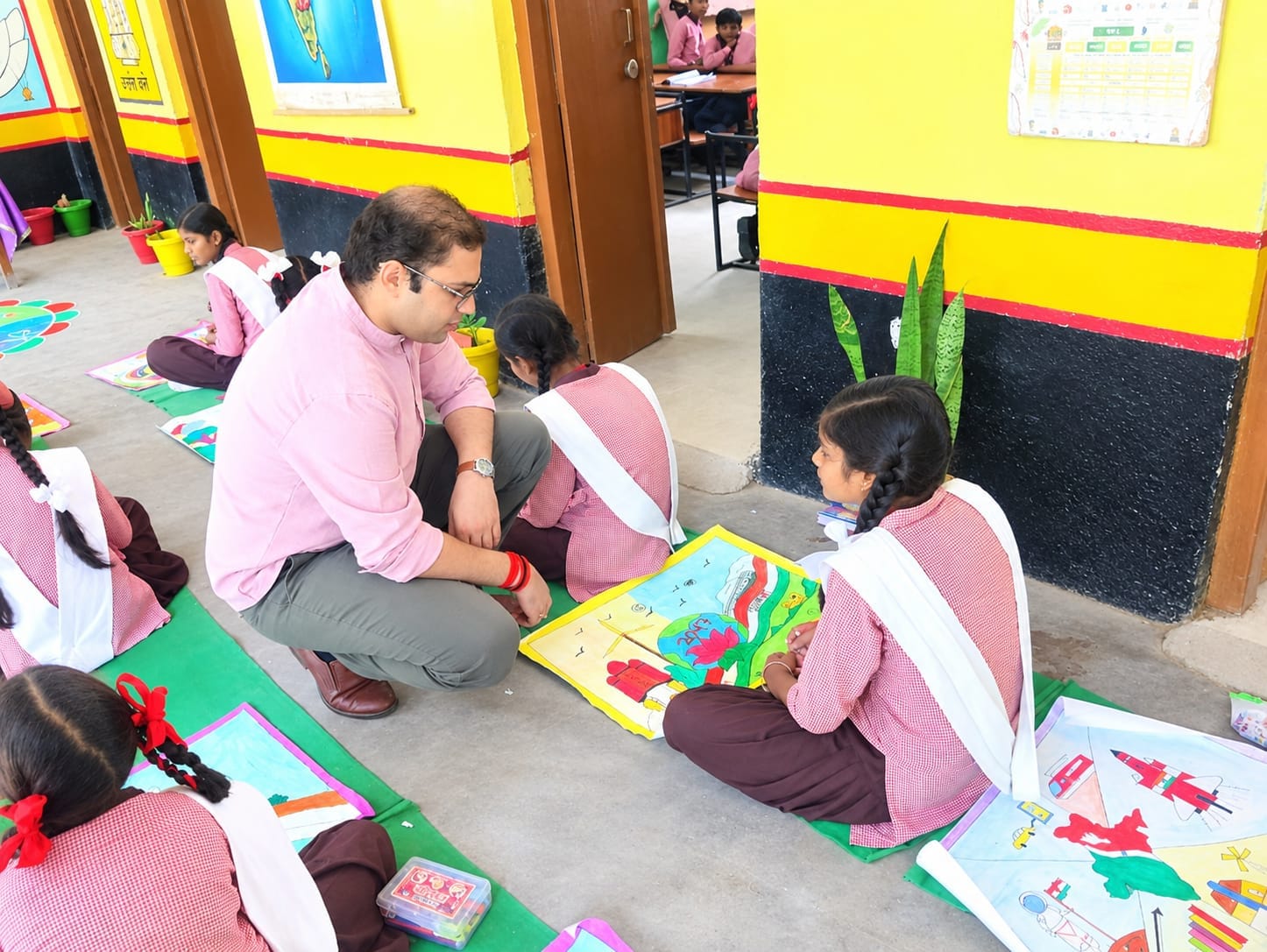 बच्चों द्वारा बनाए गए चित्रों का अवलोकन कर उनके बारे में छात्रा से जानकारी लेते सीडीओ ध्रुव खड़