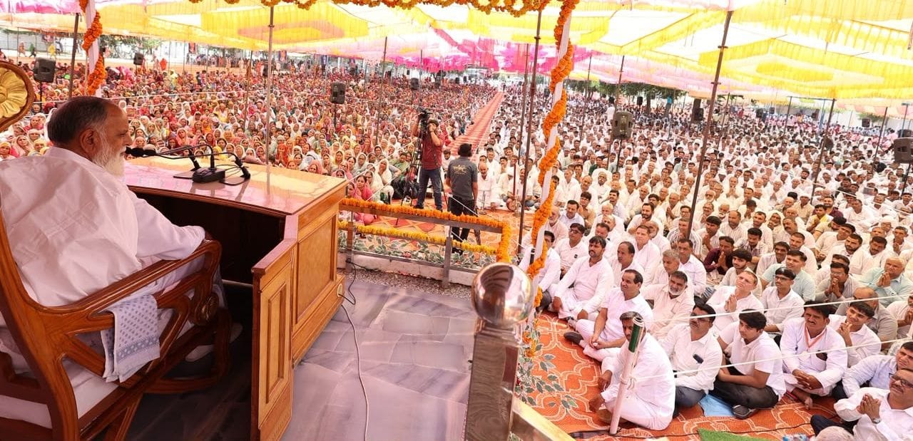 बहल के राजगढ़ रोड स्थित राधास्वामी आश्रम में आयोजित सत्संग में प्रवचन देते संत  कंवर  महाराज।