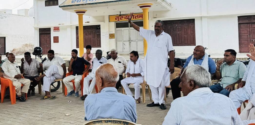 भूना। पुरानी जनता धर्मशाला में विवाद सुलझाने को लेकर आयोजित बैठक में समाजसेवी बलविंदर सिंह कैरो