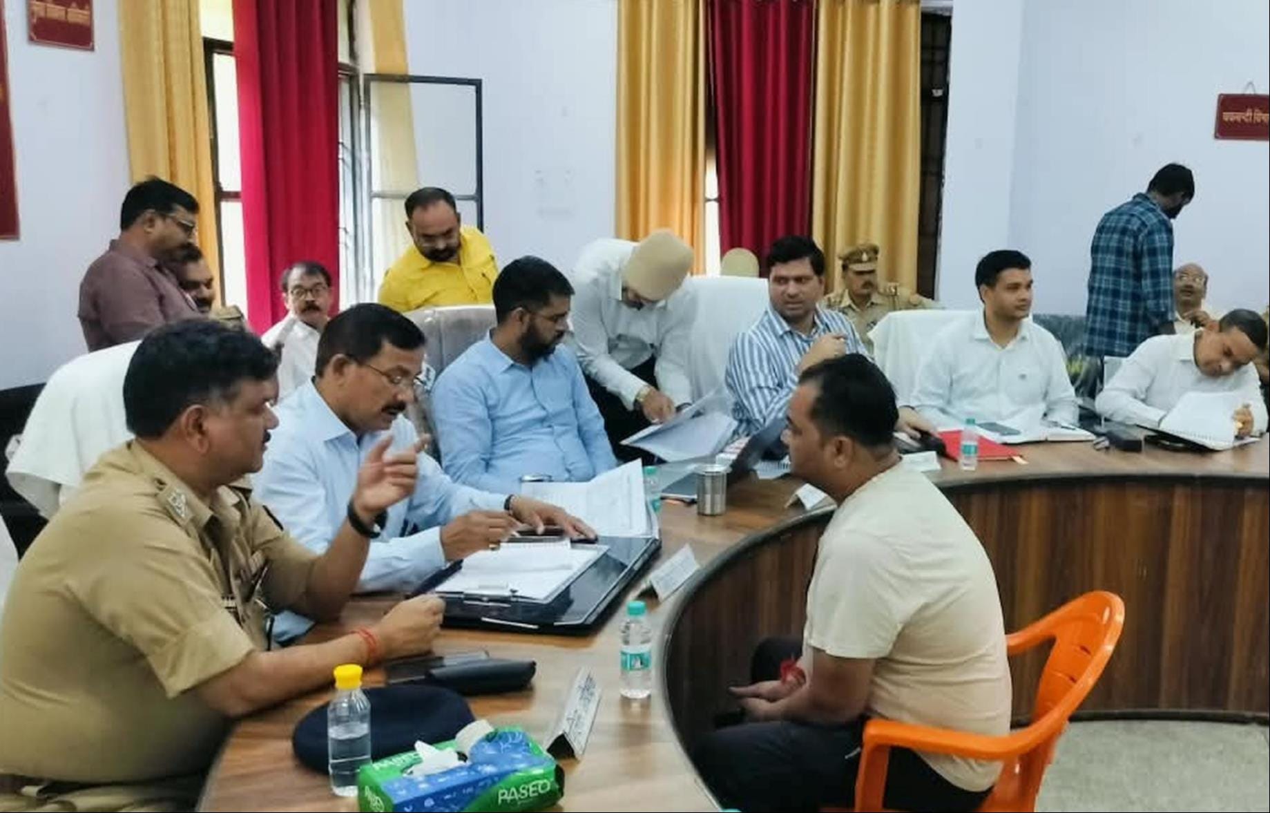 बहराइच के तहसील सदर में समाधान दिवस में समस्याएं सुनते डीएम व एसपी।    -संवाद