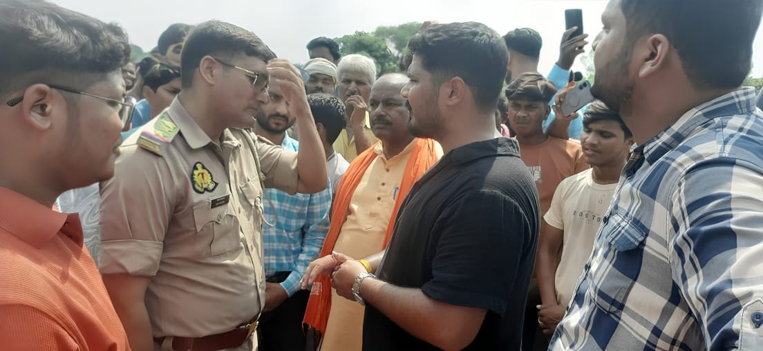 भीटी क्षेत्र के बिसुही नदी में प्रतिबंधित पशु के अवशेष मिलने पर पुलिस व ग्रामीणों के मध्य होती 