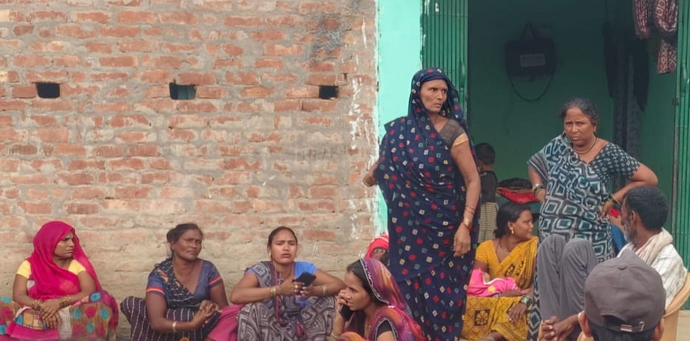  बाजारशुकुल के नरहरगढ़ मठ मजरा ऊंचगांव में गमगीन मृतक के परिजन। स्रोत: ग्रामीण