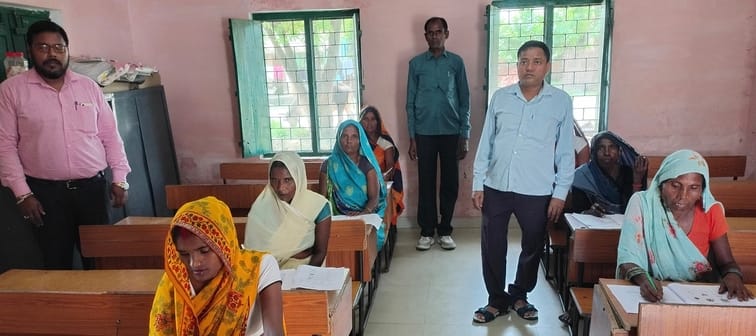 बांकेगंज में साक्षरता परीक्षा में शामिल महिलाएं। स्रोत: शिक्षक